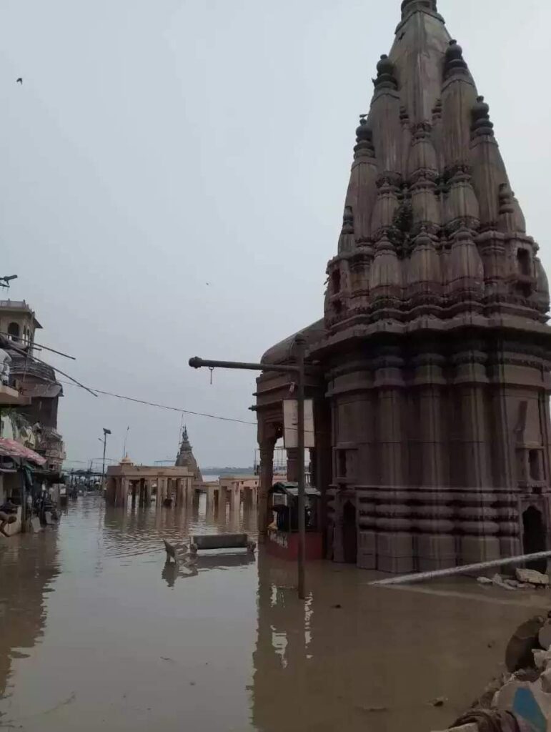 वाराणसी में उफान पर गंगा, चेतावनी बिंदु के करीब पहुंचा जलस्तर, छत पर जल रही चिताएं…