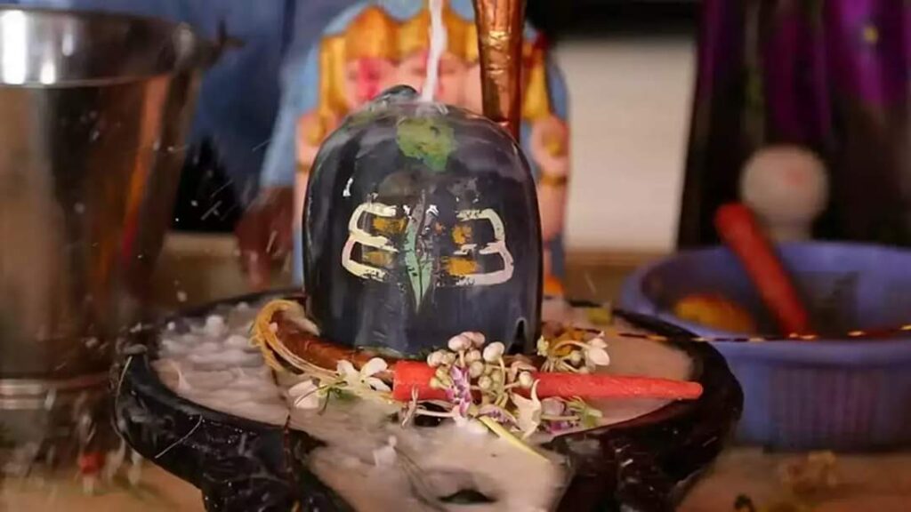 महादेव के इस मंदिर में क्यों चढ़ाया जाता है झाड़ू, जानें परिवार के साथ कैसे जा सकते हैं दर्शन करने….