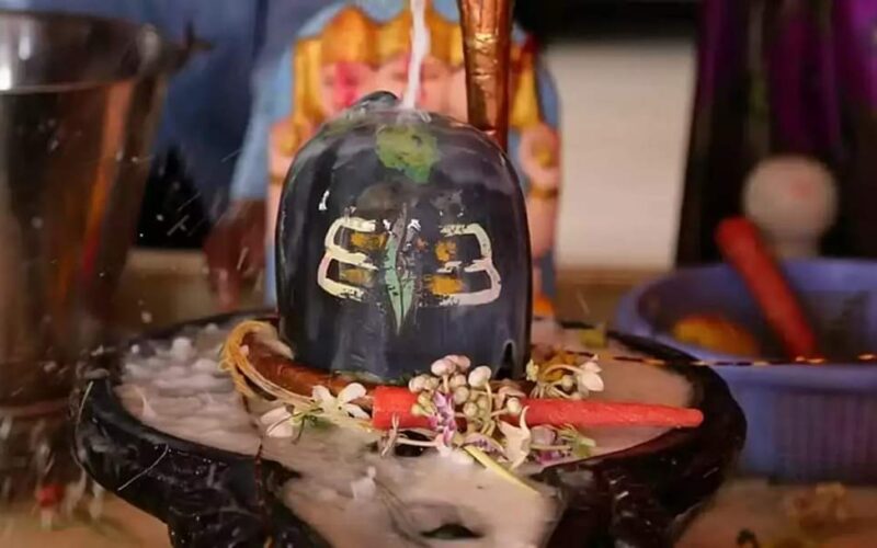 महादेव के इस मंदिर में क्यों चढ़ाया जाता है झाड़ू, जानें परिवार के साथ कैसे जा सकते हैं दर्शन करने….