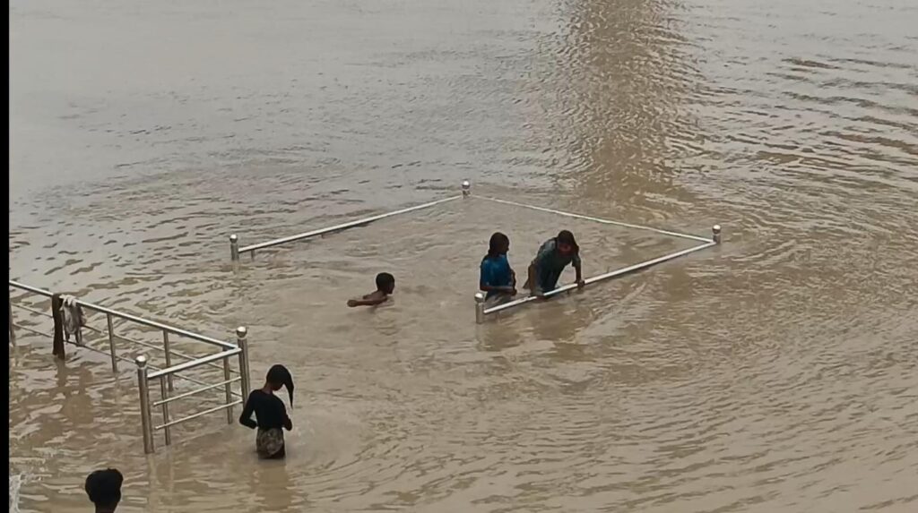 वाराणसी में गंगा का जलस्तर लगातार बढ़ रहा है